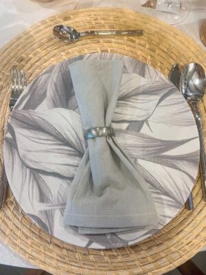 Plato principal flores gris x2